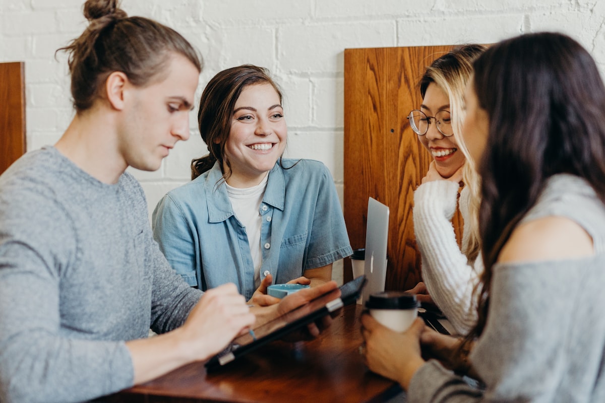 Groupe en conversation, intelligence émotionnelle et gestion des relations