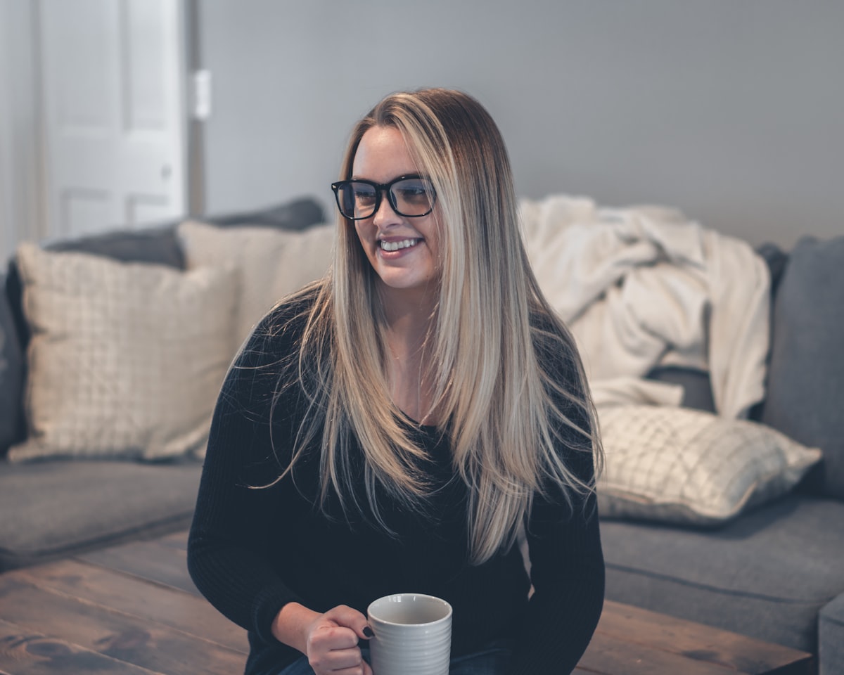 Femme prenant soin d'elle après une IVG médicamenteuse à domicile