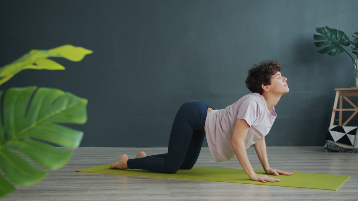 Femme réalisant des étirements doux pour renforcer sa sangle abdominale