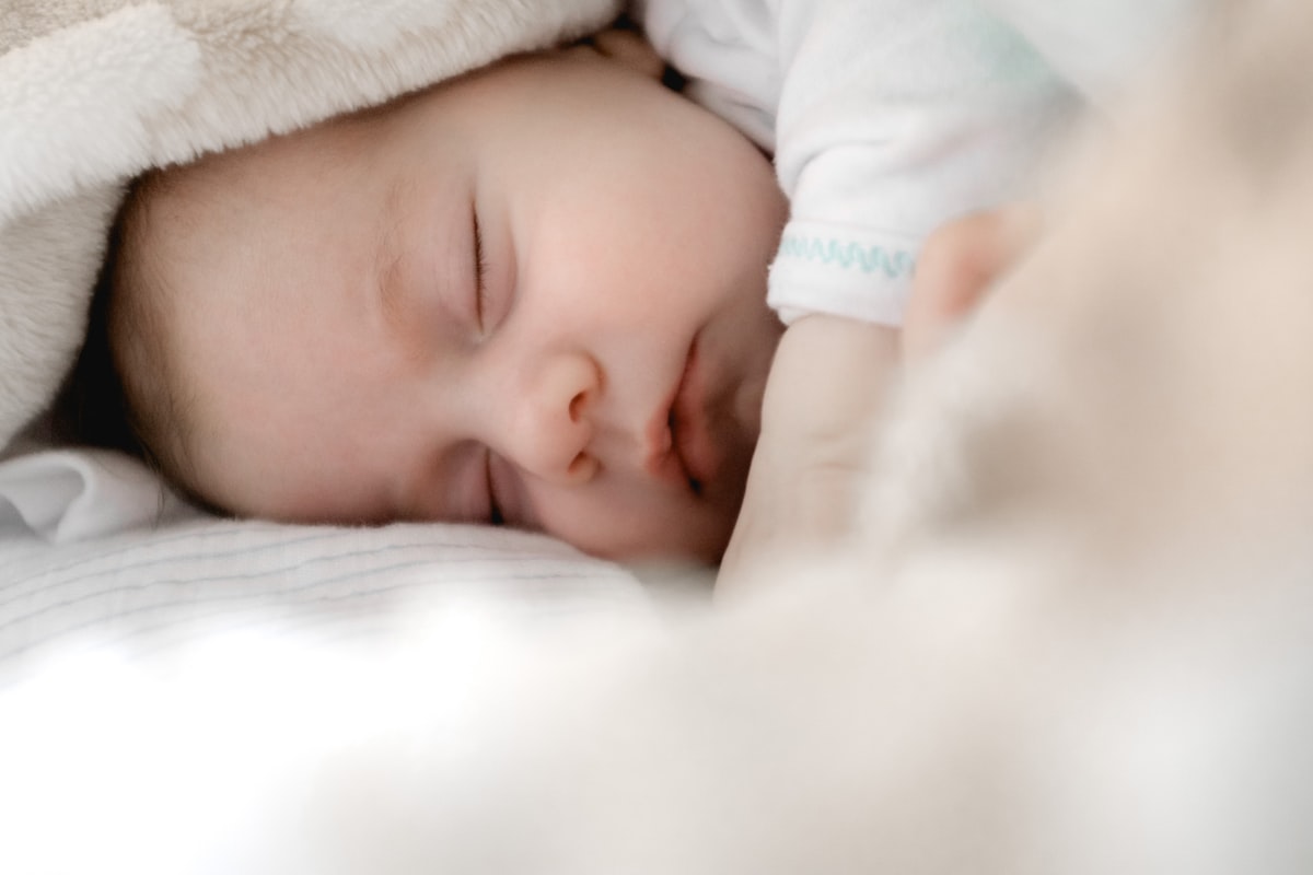 Bébé paisible endormi, prévention et suivi en kiné pédiatrique