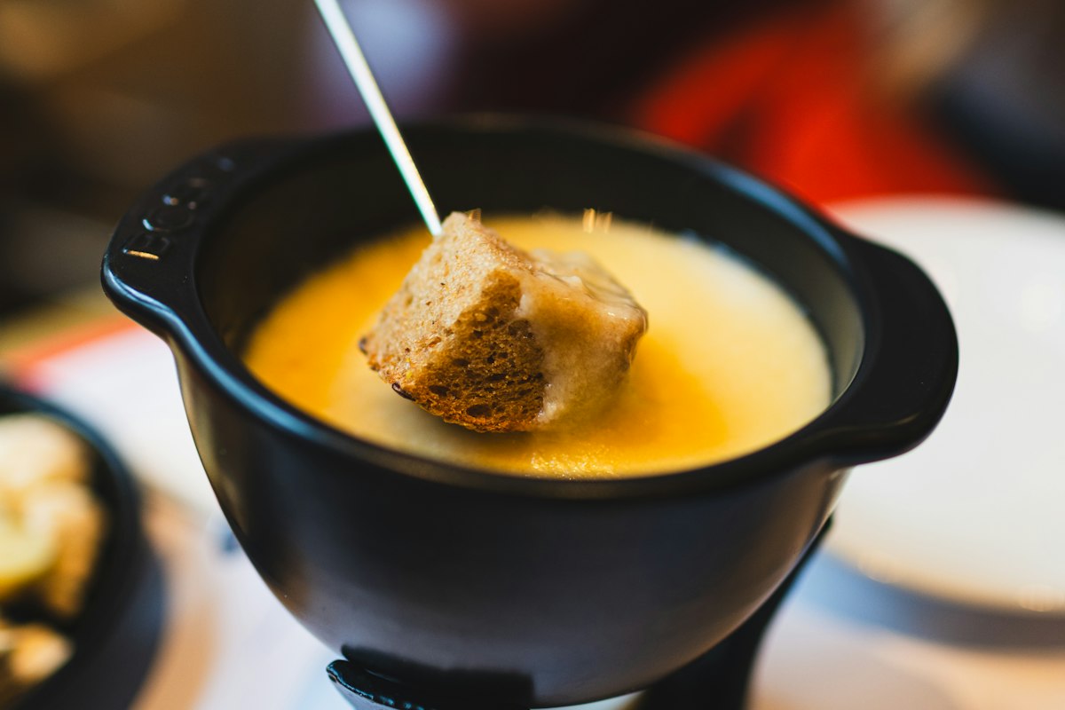 Fondue de fromage bien chaude, alternative au Mont d'or enceinte en hiver