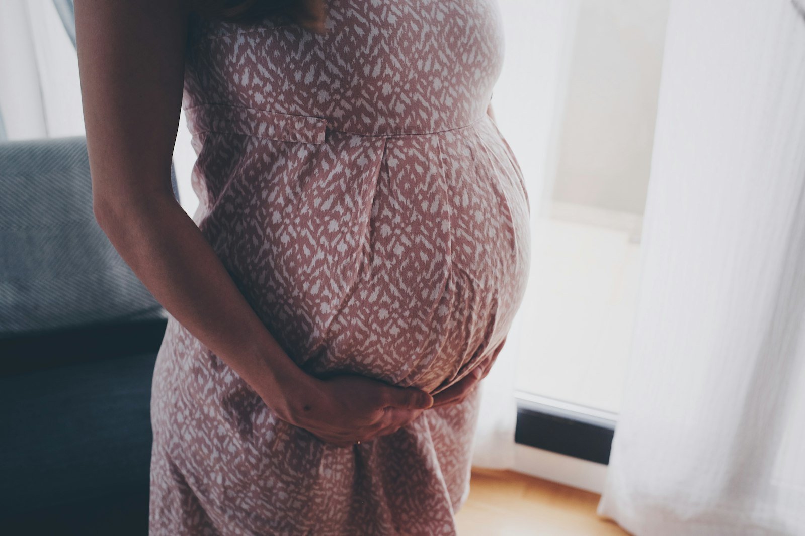 Future maman détendue soulagée des maux de la grossesse à la maison