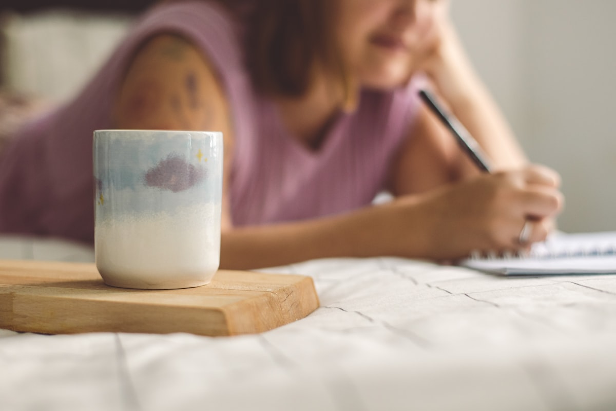 Femme organisant son budget santé et le remboursement de ses séances d'ostéopathie