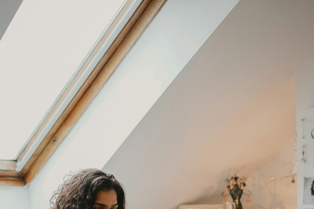 Femme détendue lisant à la maison, à l'écoute de son corps et de ses pertes blanches