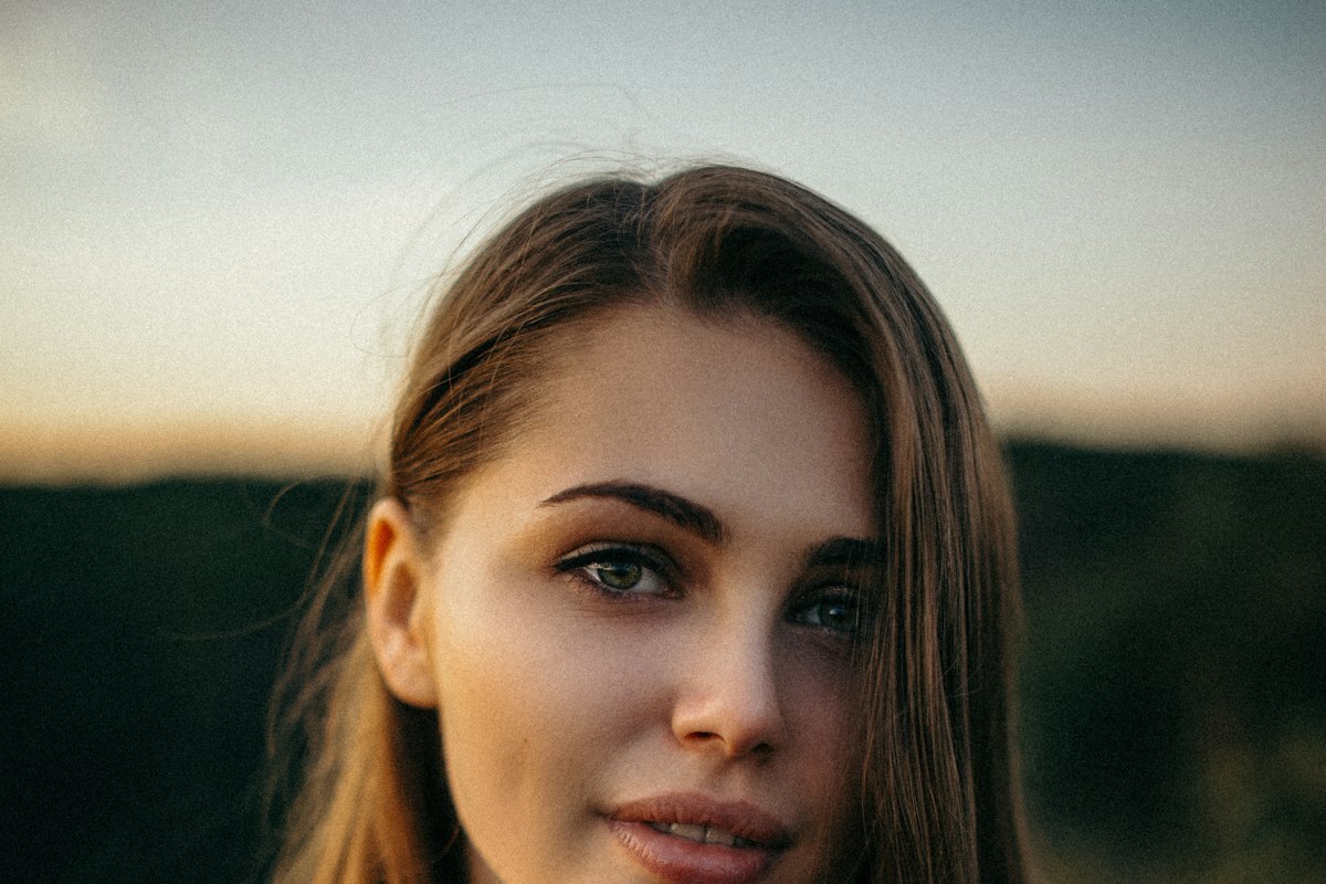 Femme sereine au regard apaisé illustrant l'anxiété sociale
