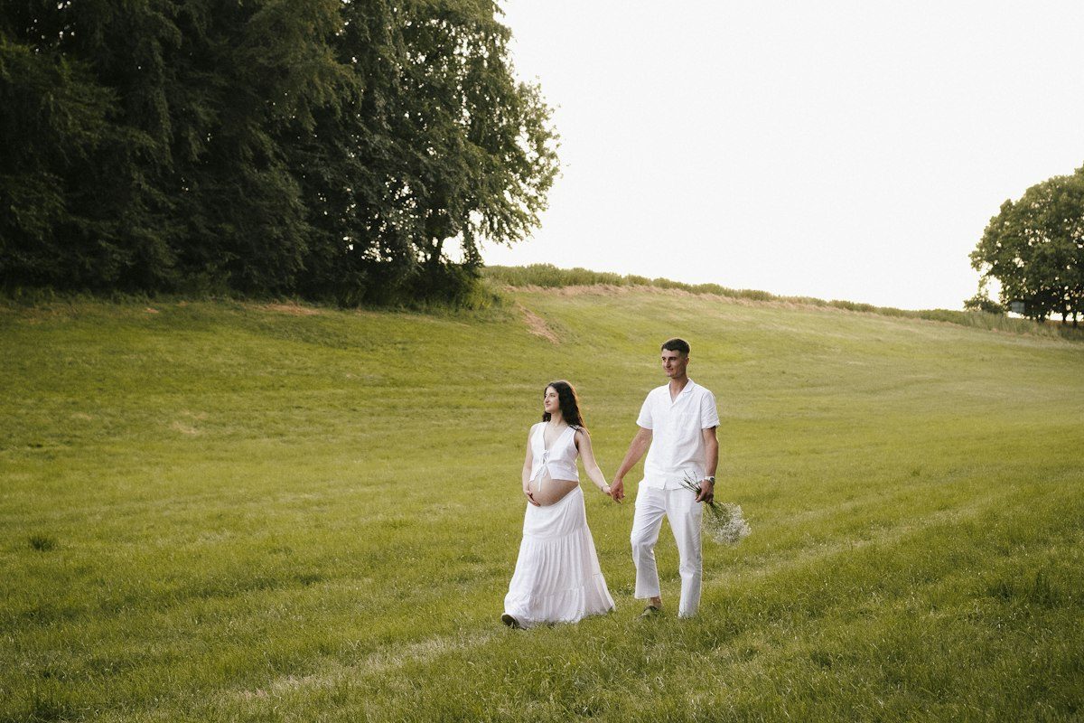 Couple en promenade dans un pré, vie quotidienne avec un placenta bas inséré