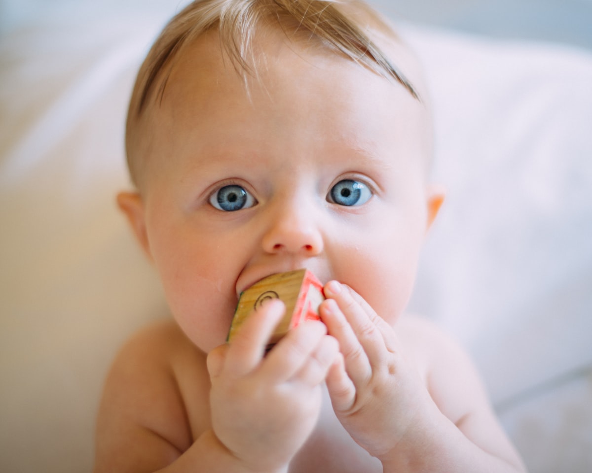 Bébé éveillé et curieux, observation des signes de plagiocéphalie ou tête plate