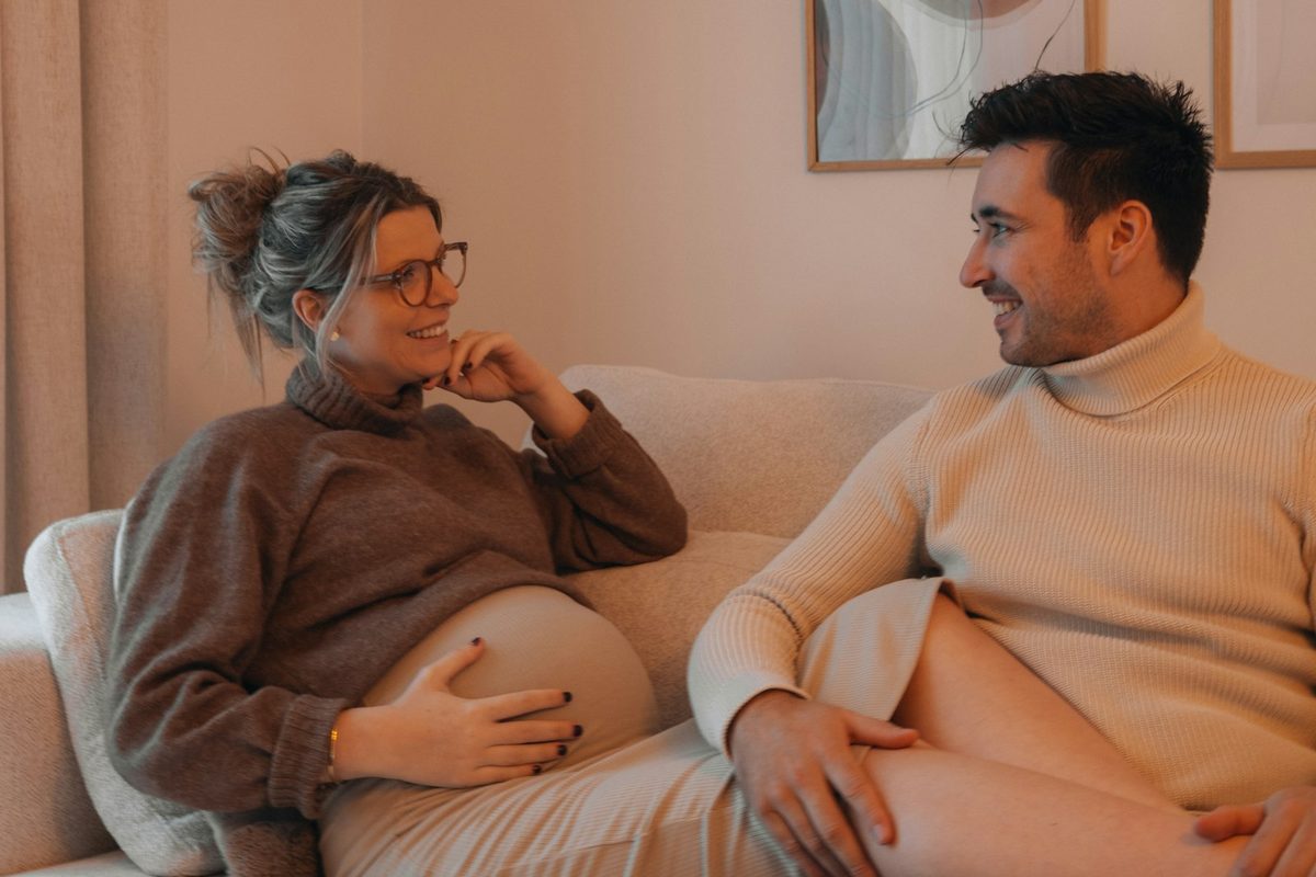 Future maman et son conjoint discutant avant leur échographie de grossesse