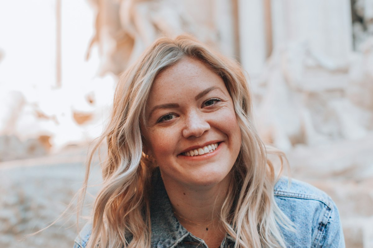 Femme souriante et sereine, prolapsus et rééducation périnéale au quotidien