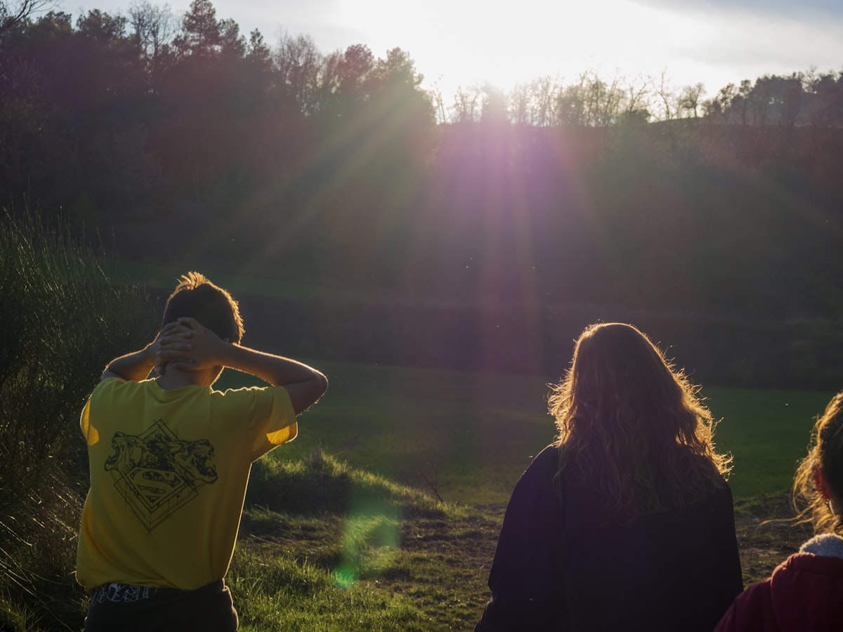 Adolescents en plein air, retour au mieux-être avec un psychologue adolescent