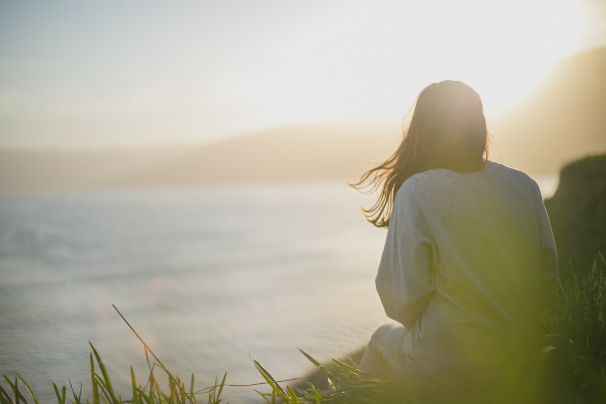 Femme apaisée en lumière naturelle, apprivoiser la mémoire traumatique du psychotraumatisme