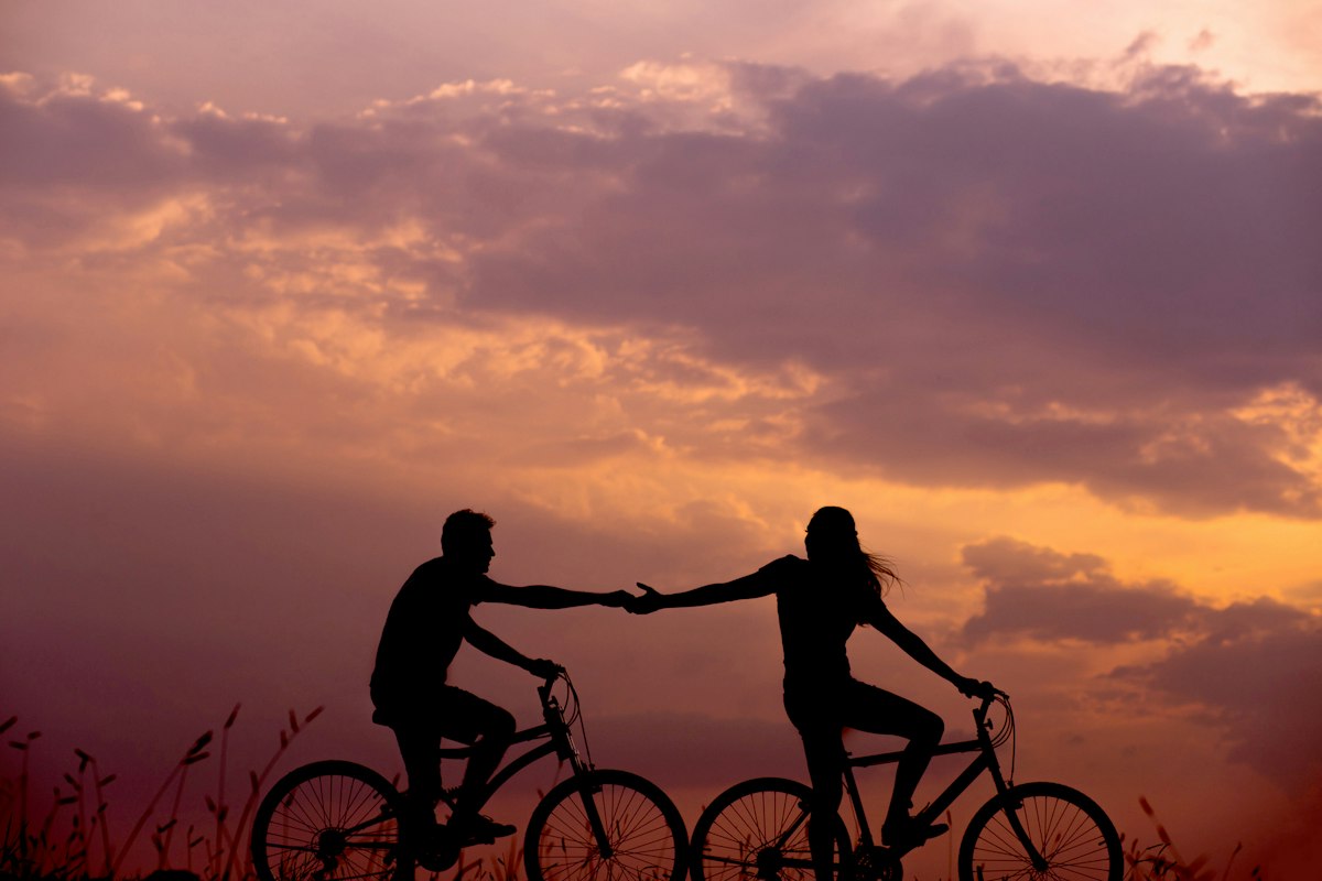 Couple complice au coucher du soleil, retrouver l'intimité après des rapports douloureux