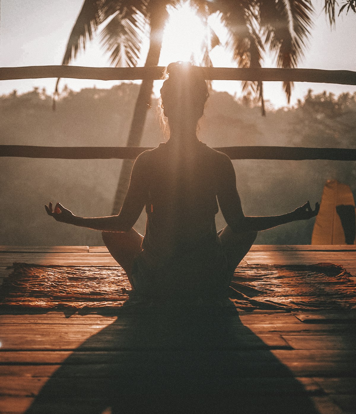 Femme méditant au coucher du soleil, sérénité et bien-être du périnée