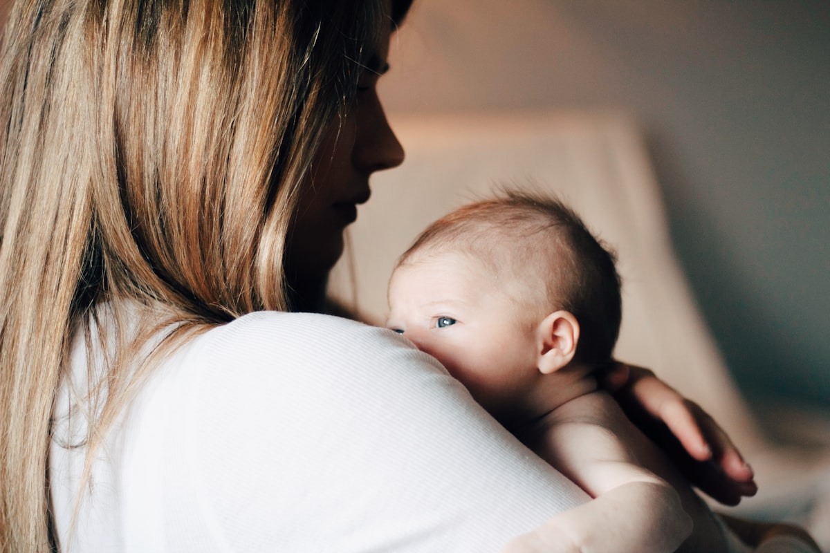 Jeune mère tenant tendrement son nouveau-né après l'accouchement