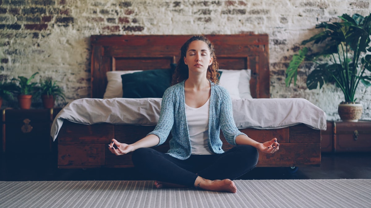 Jeune femme pratiquant la relaxation pour prendre soin de son périnée