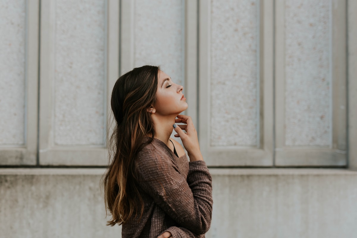 Femme pensive illustrant les effets d'une relation toxique sur la sante