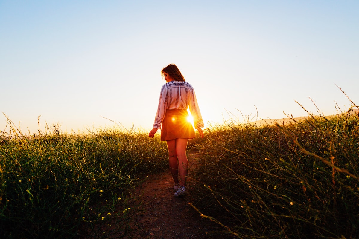 Femme marchant en pleine nature pour entretenir sa motivation sur la durée