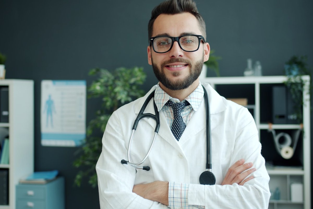 Médecin souriant confiant après son installation en libéral au cabinet