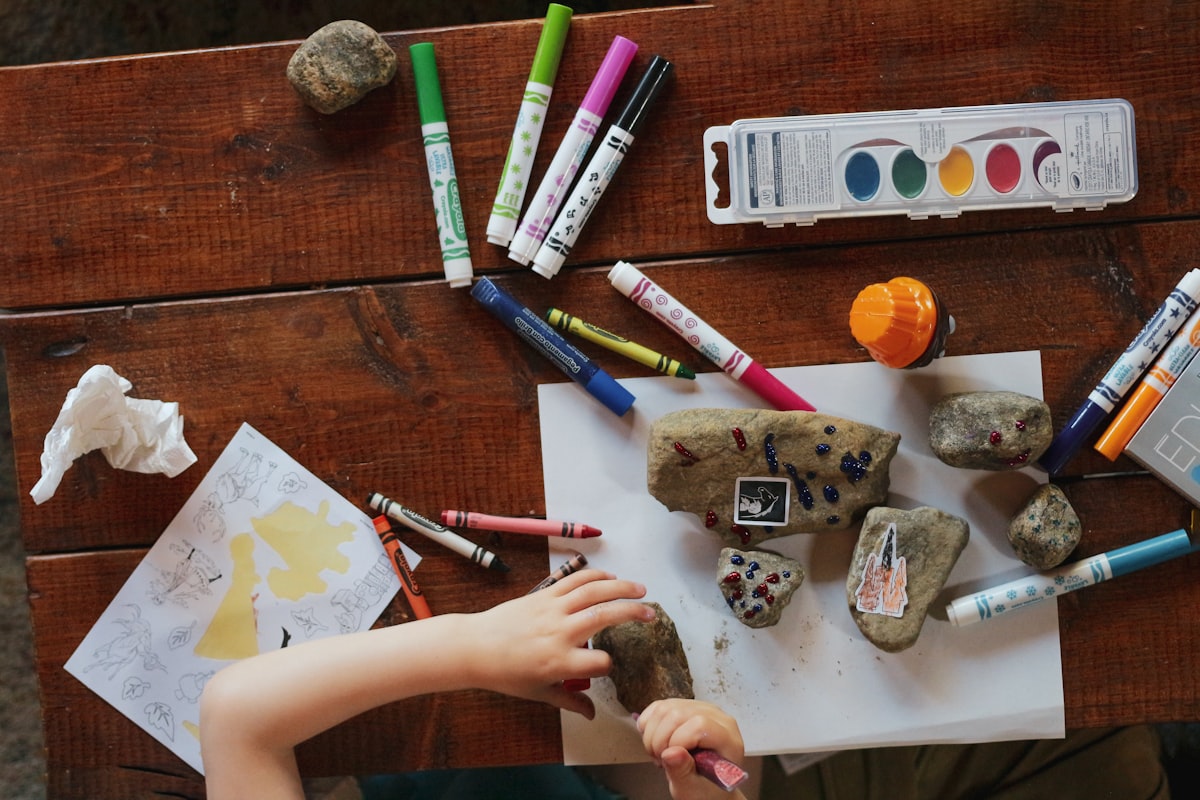 Crayons et dessin sur une table, outils d'une séance psychologue enfant