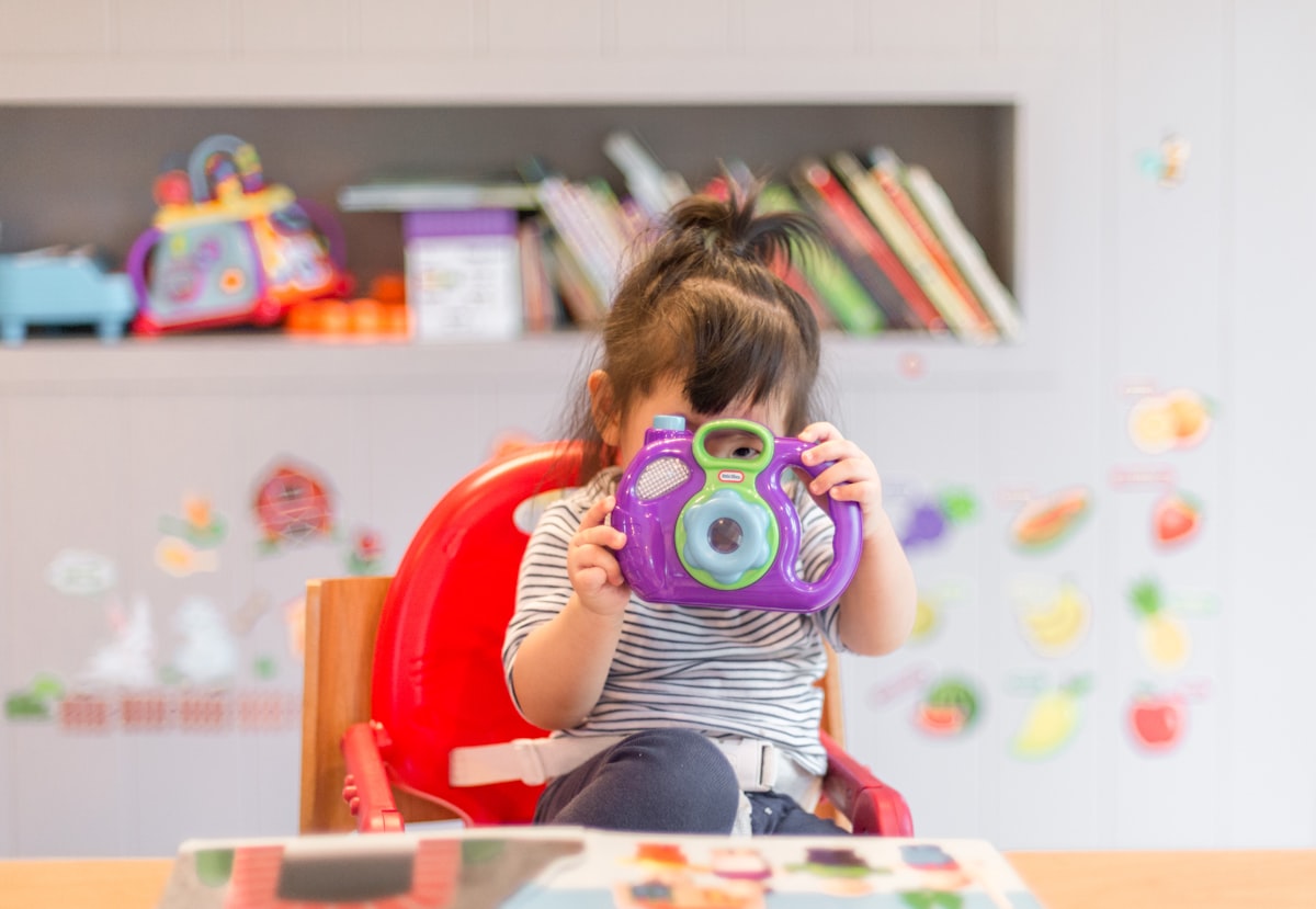 Enfant qui joue dans un espace calme, séance psychologue enfant par le jeu