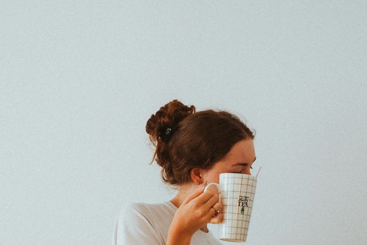 Femme attentive à ses observations quotidiennes du cycle en symptothermie