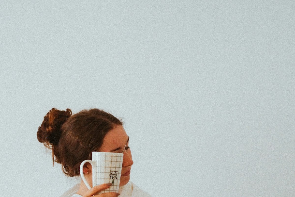 Femme apaisée pratiquant la symptothermie pour comprendre sa fertilité