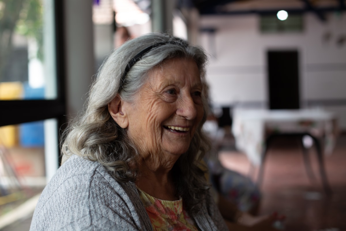 Femme souriante et apaisée, mieux vivre le syndrome du nid vide