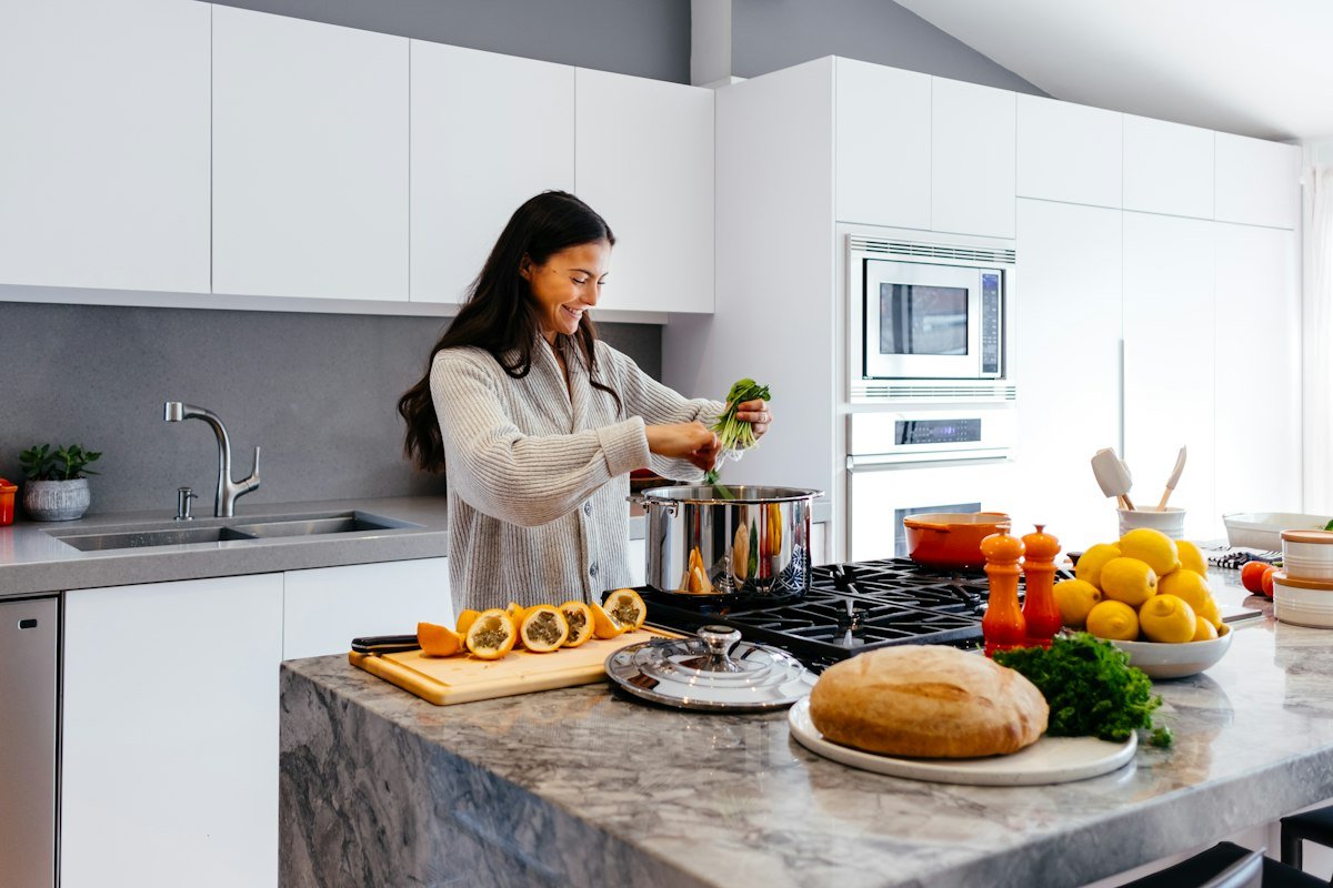 Femme qui cuisine un plat bien chaud, repère de cuisson pour une tartiflette enceinte