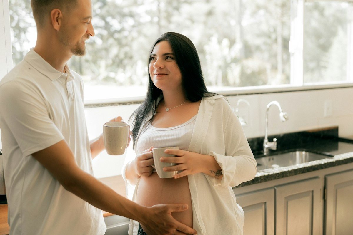 Couple dans la cuisine, future maman sereine après une tartiflette enceinte