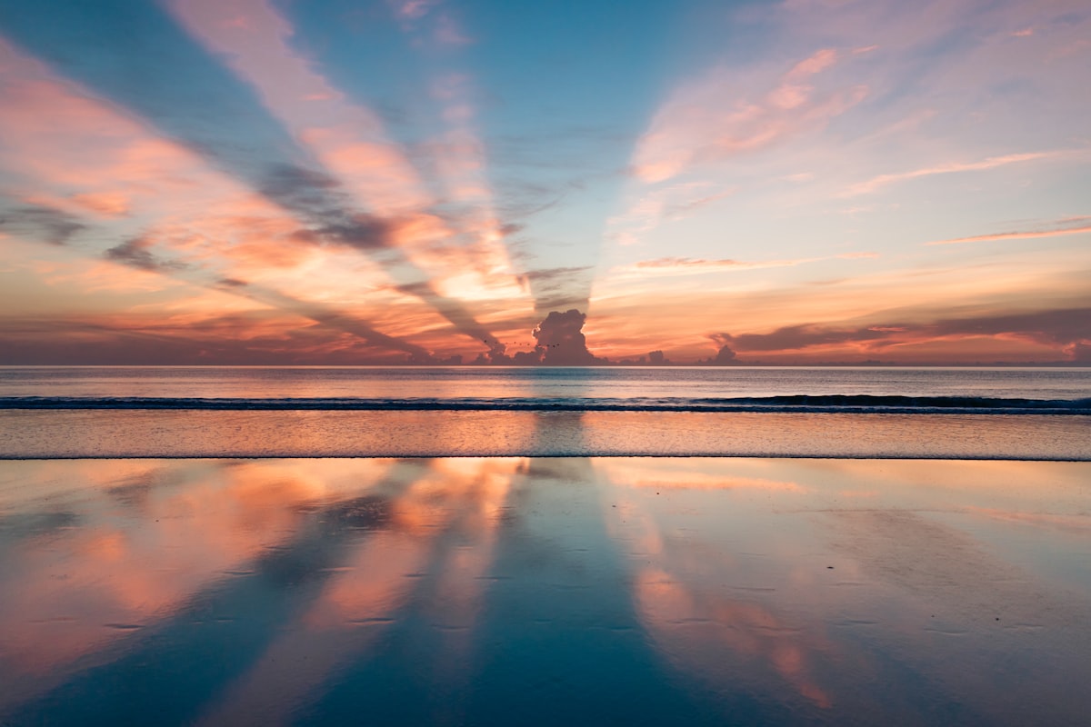 Coucher de soleil apaisant sur la mer évoquant sérénité et bien-être psychique