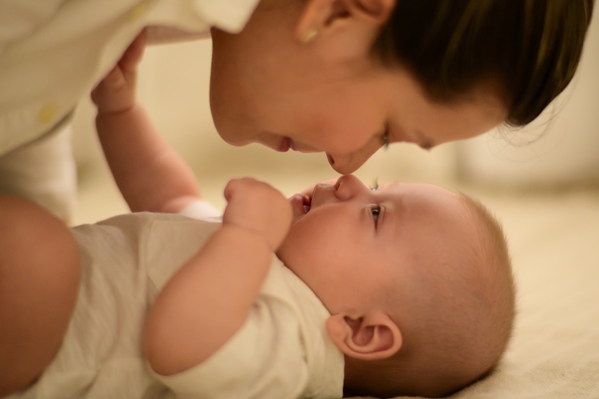 Maman complice avec son bébé, calendrier des vaccins obligatoires du nourrisson